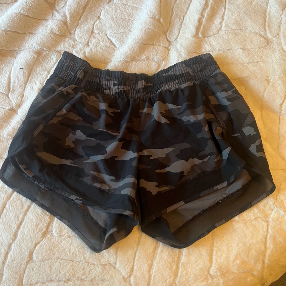 Athleta black/grey printed Camo mesh racer run short 4” inseam. Size XS
